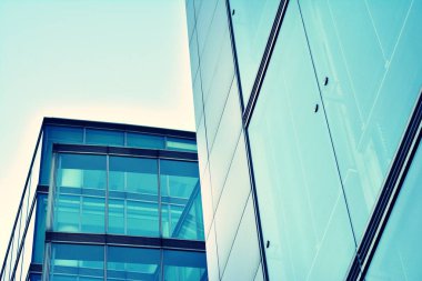 Modern ofis açık gökyüzü arka plan üzerinde. Retro stilize renkli ton filtre efekti