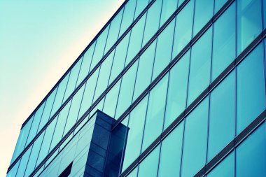 Modern ofis açık gökyüzü arka plan üzerinde. Retro stilize renkli ton filtre efekti