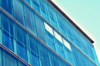 Modern ofis açık gökyüzü arka plan üzerinde. Retro stilize renkli ton filtre efekti