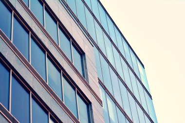 Modern ofis açık gökyüzü arka plan üzerinde. Retro stilize renkli ton filtre efekti