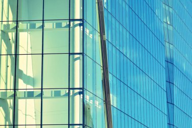 Modern ofis açık gökyüzü arka plan üzerinde. Retro stilize renkli ton filtre efekti