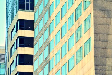 Modern ofis açık gökyüzü arka plan üzerinde. Retro stilize renkli ton filtre efekti