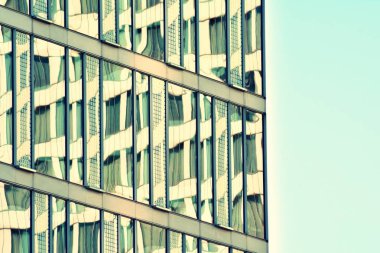 Modern ofis açık gökyüzü arka plan üzerinde. Retro stilize renkli ton filtre efekti