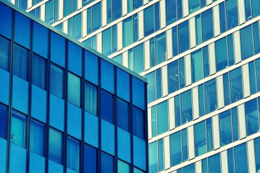 Modern ofis açık gökyüzü arka plan üzerinde. Retro stilize renkli ton filtre efekti