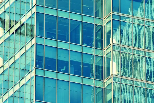 澄んだ空の背景に近代的なオフィスビルレトロな様式化されたカラフルな色調フィルター効果 — ストック写真