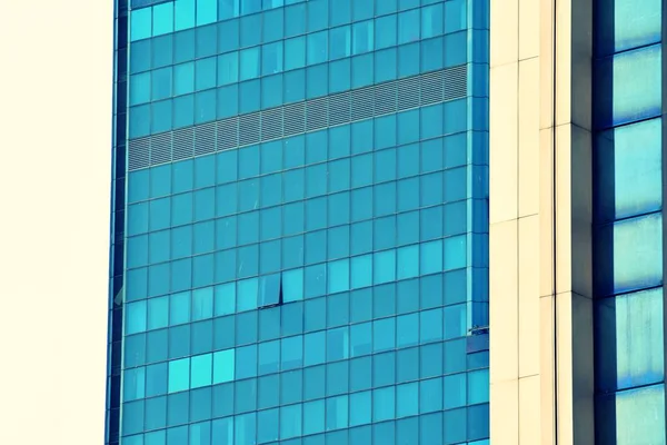 Modern Kontorsbyggnad Klar Himmel Bakgrund Retro Stiliserad Färgglada Tonala Filtereffekten — Stockfoto