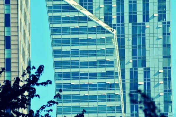 Moderno Edificio Oficinas Sobre Fondo Despejado Retro Estilizado Colorido Efecto — Foto de Stock