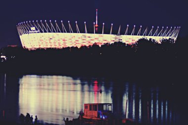 Varşova, Polonya. 18 Ağustos 2018. Gece cityscape Vistula Nehri üzerinde Ulusal staduim (Stadion Narodowy) ile