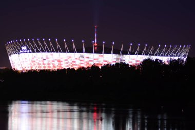 Varşova, Polonya. 18 Ağustos 2018. Gece cityscape Vistula Nehri üzerinde Ulusal staduim (Stadion Narodowy) ile
