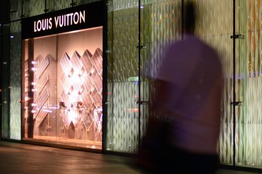 Varşova, Polonya. 18 Ağustos 2018. Louis Vuitton imzala. Şirket tabela Louis Vuitton