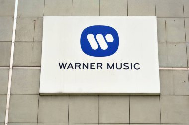 Varşova, Polonya. 18 Ağustos 2018. İşareti Warner müzik. Şirket tabela Warner Music.