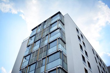 Modern bir apartmanın ön cephesi