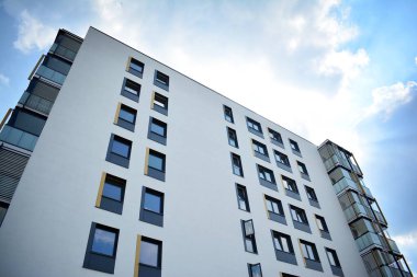 Modern bir apartmanın ön cephesi