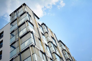 Modern bir apartmanın ön cephesi