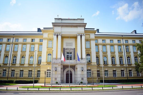 바르샤바 폴란드입니다 2018입니다 그리고 폴란드어 플래그입니다 Ujazdowskie 거리에서 총리의 대사관의 — 스톡 사진