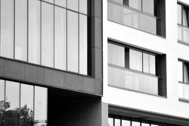 Modern apartman dış görünüşü. siyah ve beyaz.