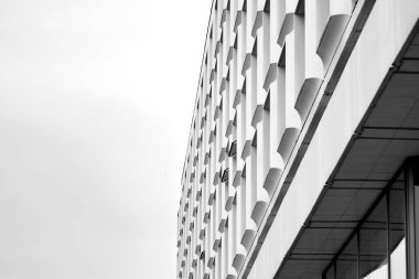 Modern ofis binası duvar yapılmış çelik ve cam. Siyah ve beyaz.