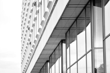 Modern ofis binası duvar yapılmış çelik ve cam. Siyah ve beyaz.