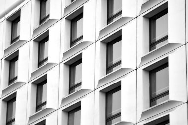 Modern ofis binası duvar yapılmış çelik ve cam. Siyah ve beyaz.