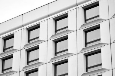 Modern ofis binası duvar yapılmış çelik ve cam. Siyah ve beyaz.