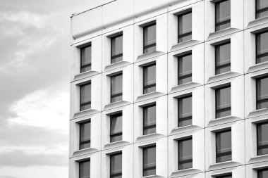 Modern ofis binası duvar yapılmış çelik ve cam. Siyah ve beyaz.