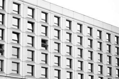 Modern ofis binası duvar yapılmış çelik ve cam. Siyah ve beyaz.