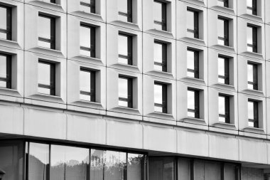 Modern ofis binası duvar yapılmış çelik ve cam. Siyah ve beyaz.