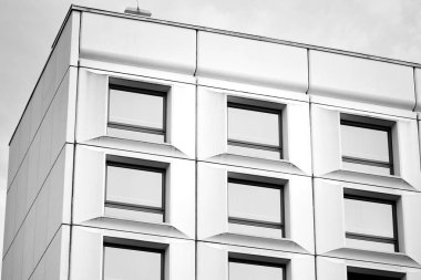 Modern ofis binası duvar yapılmış çelik ve cam. Siyah ve beyaz.