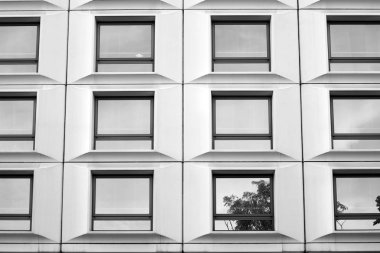 Modern ofis binası duvar yapılmış çelik ve cam. Siyah ve beyaz.