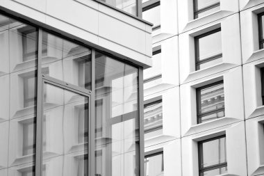 Modern ofis binası duvar yapılmış çelik ve cam. Siyah ve beyaz.