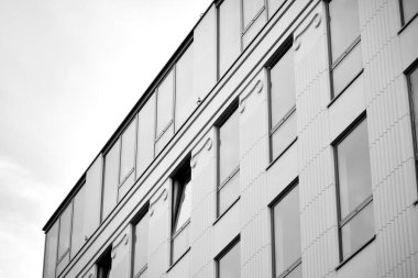 Modern ofis binası duvar yapılmış çelik ve cam. Siyah ve beyaz.