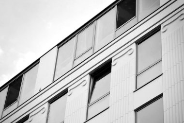 Modern ofis binası duvar yapılmış çelik ve cam. Siyah ve beyaz.