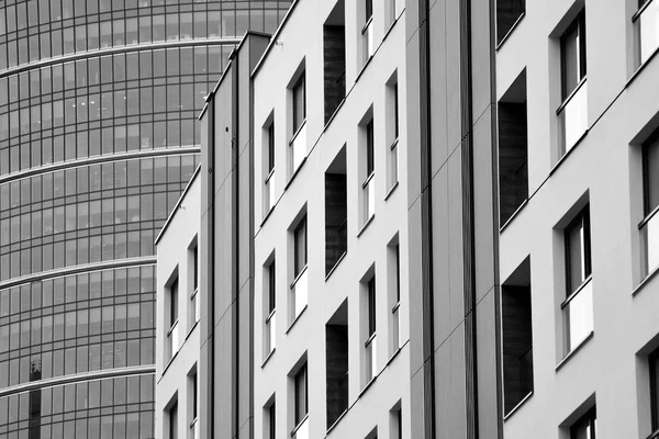 Modern apartman dış görünüşü. siyah ve beyaz.