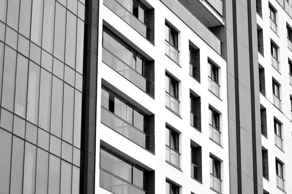 Modern apartman dış görünüşü. siyah ve beyaz.
