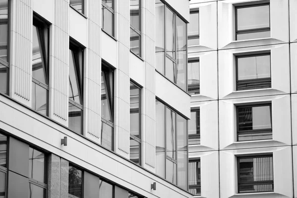 Modern ofis binası duvar yapılmış çelik ve cam. Siyah ve beyaz.