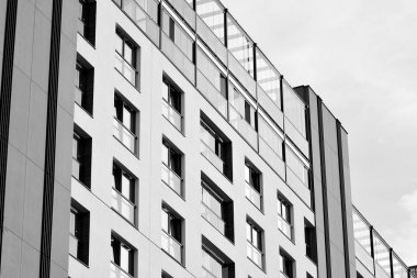 Modern apartman dış görünüşü. siyah ve beyaz.