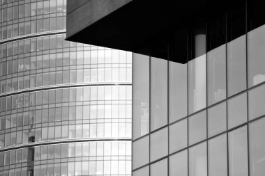 Modern ofis binası duvar yapılmış çelik ve cam. Siyah ve beyaz.