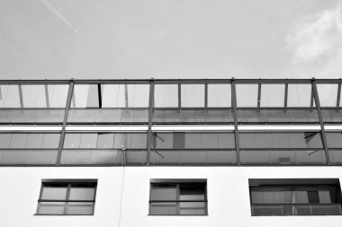 Modern apartman dış görünüşü. siyah ve beyaz.