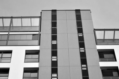 Modern apartman dış görünüşü. siyah ve beyaz.