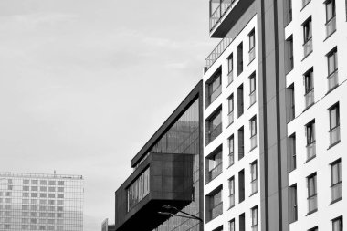 Modern apartman dış görünüşü. siyah ve beyaz.