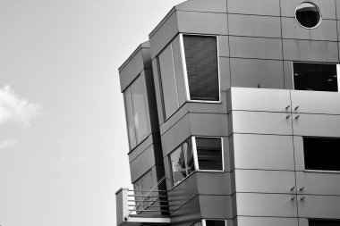 Modern ofis binası duvar yapılmış çelik ve cam. Siyah ve beyaz.