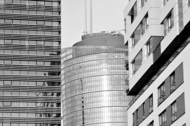 Modern ofis binası duvar yapılmış çelik ve cam. Siyah ve beyaz.