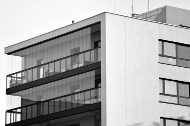 Modern apartman dış görünüşü. siyah ve beyaz.