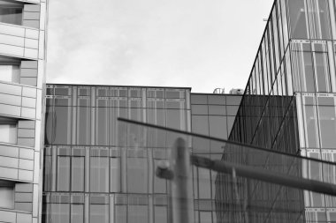 Modern ofis binası duvar yapılmış çelik ve cam. Siyah ve beyaz.