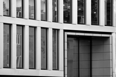 Modern ofis binası duvar yapılmış çelik ve cam. Siyah ve beyaz.