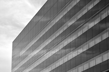 Modern ofis binası duvar yapılmış çelik ve cam. Siyah ve beyaz.