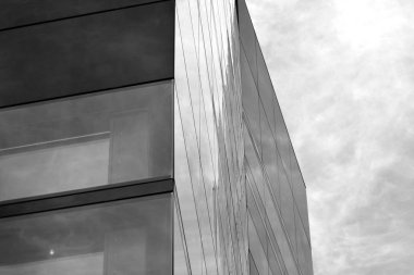 Modern ofis binası duvar yapılmış çelik ve cam. Siyah ve beyaz.