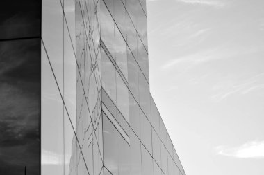 Modern ofis binası duvar yapılmış çelik ve cam. Siyah ve beyaz.