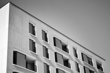 Modern apartman dış görünüşü. siyah ve beyaz.