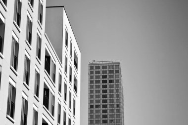 Modern apartman dış görünüşü. siyah ve beyaz.